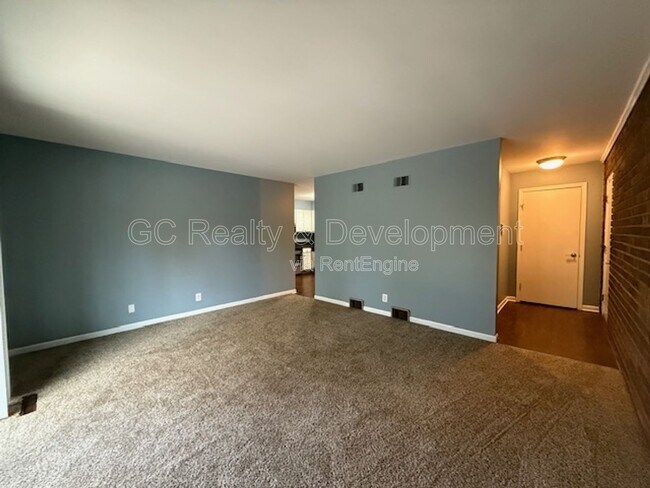 Building Photo - 16 Simpson St