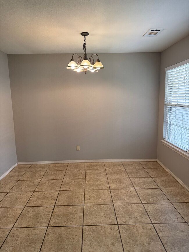 Building Photo - 1008/1010 TRENTON DR