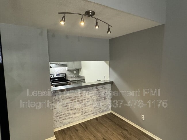 Building Photo - 300 Lozes Ave