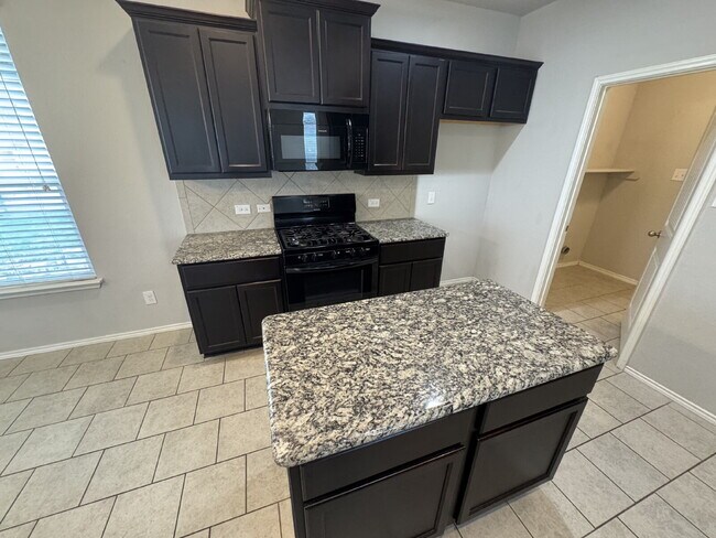 Building Photo - Three bed two bath two car garage in Cotto...