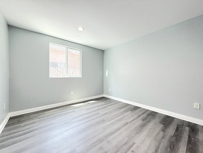 Building Photo - 320 E 55th St