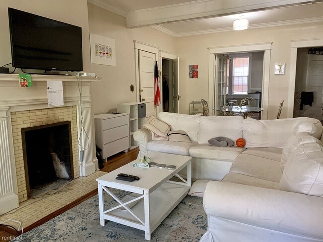 Building Photo - 3 br, 2 bath House - 39 University Circle #2