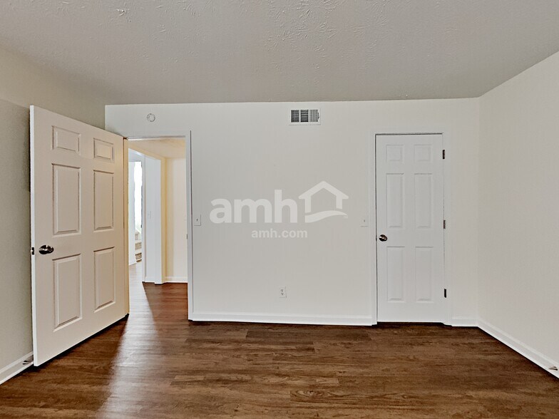 Building Photo - 893 Wellsley Ct