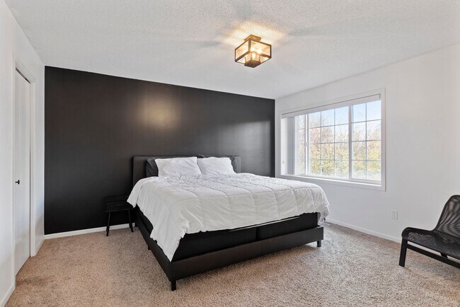 Building Photo - Great 2 bedroom, 1.5 bathroom Townhome in ...