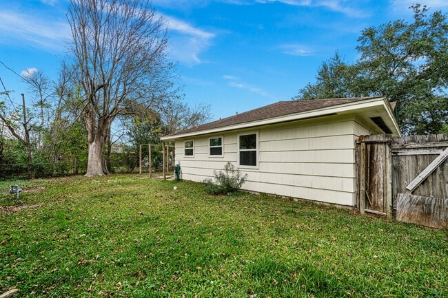 Building Photo - 8110 Bob White Dr