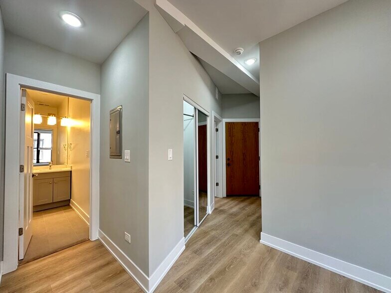 Building Photo - 443 W Belden Ave