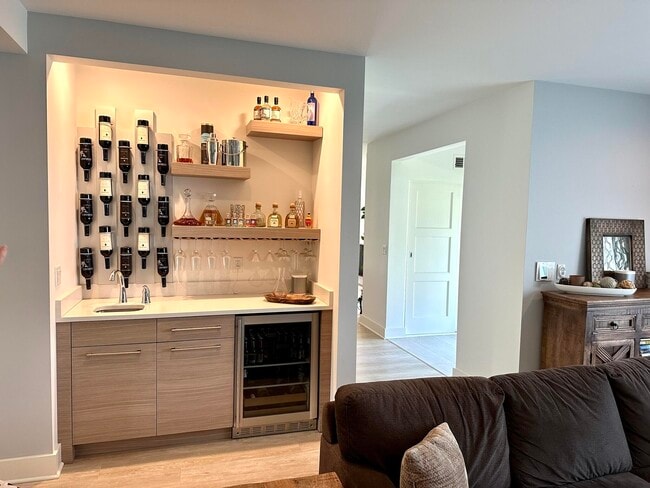 Building Photo - 4515 N Lake Dr