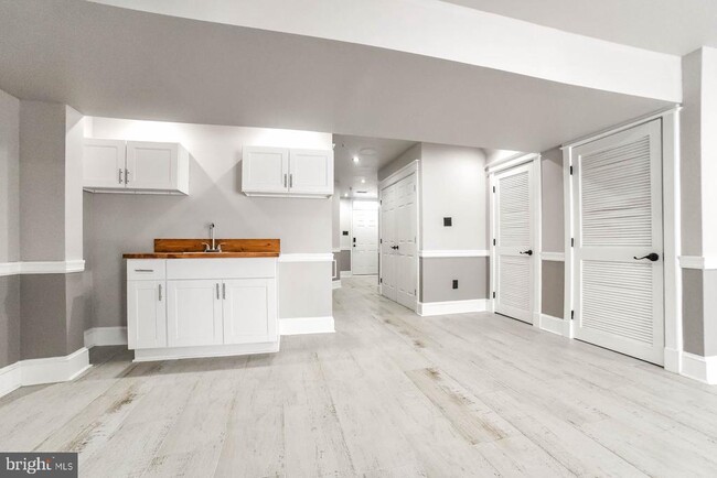 Building Photo - 3100 Esser Pl