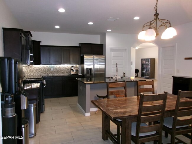 Building Photo - 6445 Villaggio Dr
