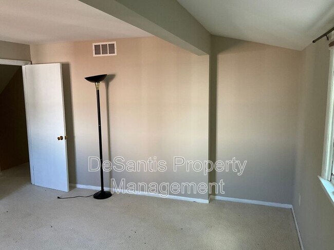 Building Photo - 471 Manordale Rd