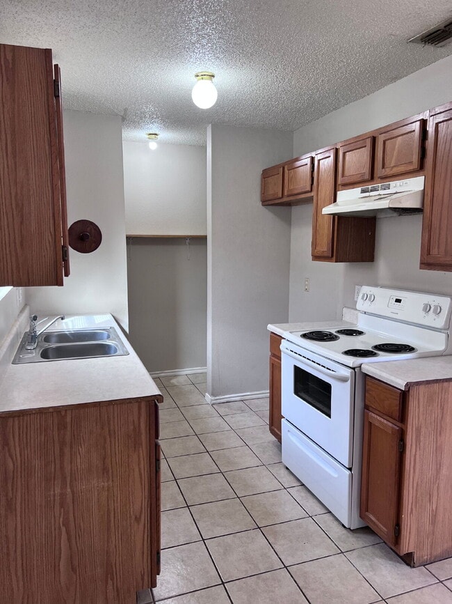 Building Photo - 2 Bedroom with Large Fenced Yard!