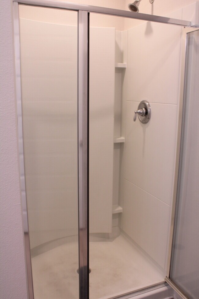 Building Photo - Beautiful New Townhome / Pet Friendly / Wi...