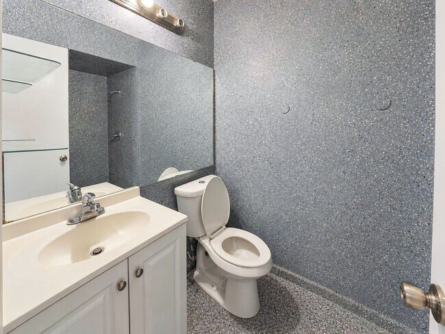 Building Photo - 915 Lemontree Dr