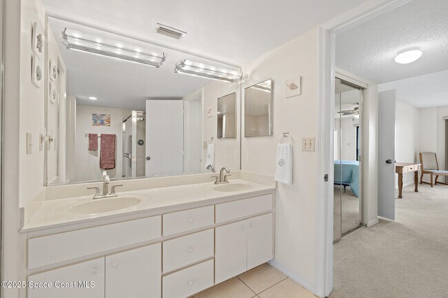 Building Photo - 6770 Ridgewood Ave