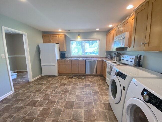 Building Photo - 56 Woodlake Dr