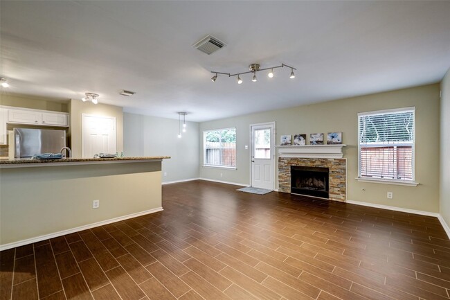 Building Photo - 117 N Villa Oaks Dr