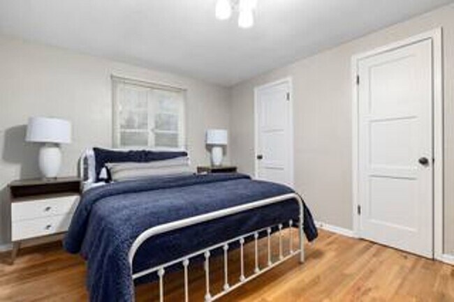 Building Photo - Elm Street Duplex