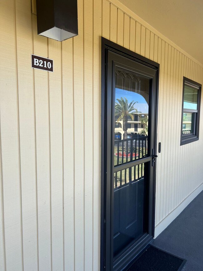 Building Photo - Located on the Myakka River in El Jo Bean  2nd floor