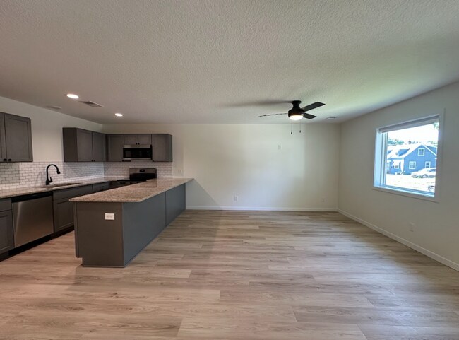 Building Photo - 2 Bedroom/1 Bath Duplex Available For Rent