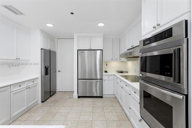 Building Photo - 2021 Fisher Island Dr