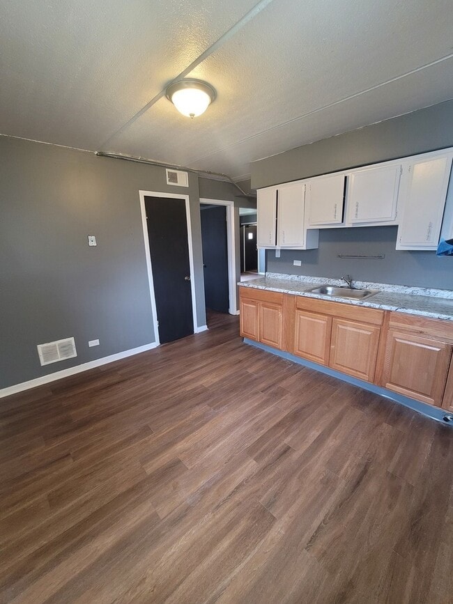 Building Photo - 14521 Richmond Ave