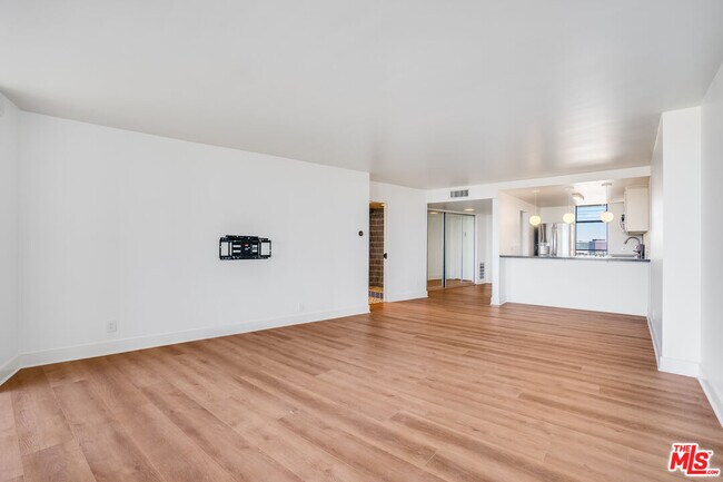 Building Photo - 4265 Marina City Dr