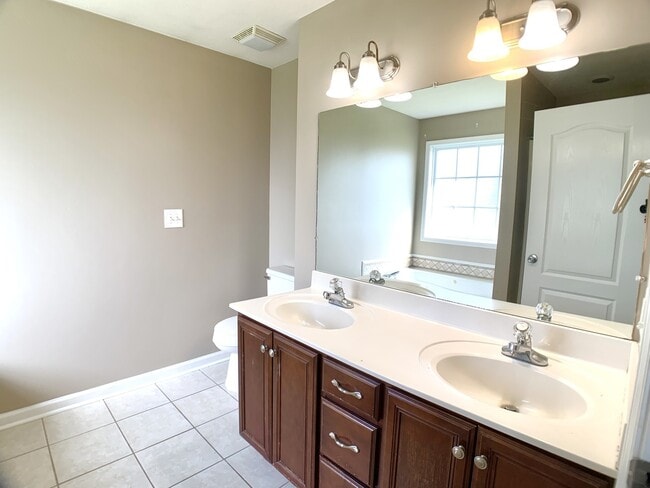 Building Photo - Flagstone Drive