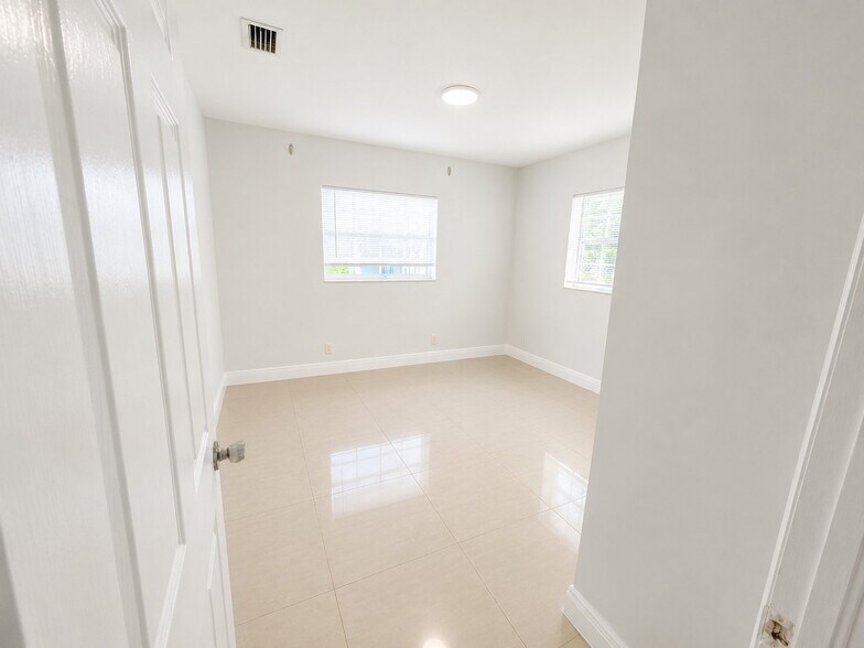 Building Photo - 1306 S 29th Ave