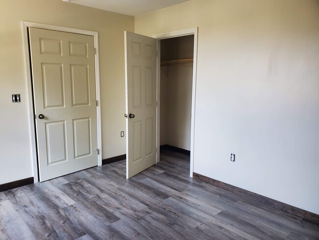 Building Photo - 237 Kingsley Dr