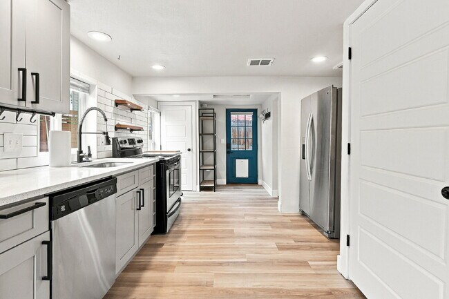 Building Photo - $2,345.95 with $300 Off The First Month's Rent, 2 Beds - 1 Bath, Single Family Home in Englewood ...