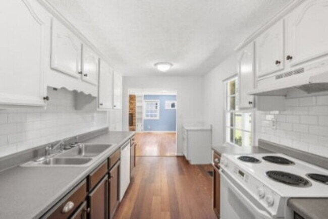 Building Photo - 1355 N Rdg St