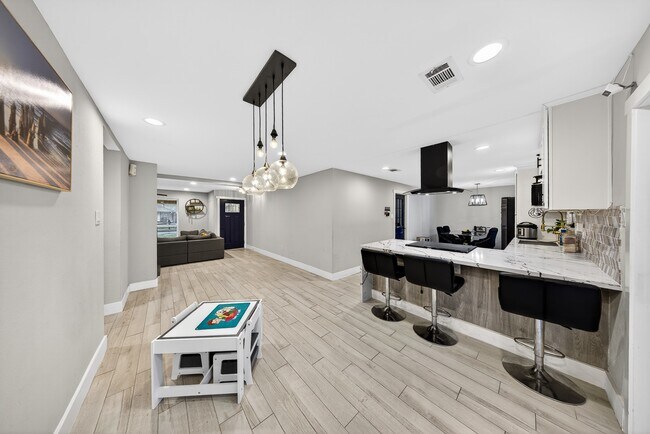 Building Photo - 6215 Great Oaks Dr