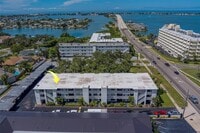 Building Photo - 2944 W Bay Dr
