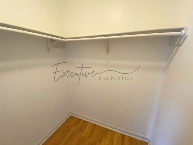 Building Photo - Updated 2-Bed Townhouse Steps from McNeese...