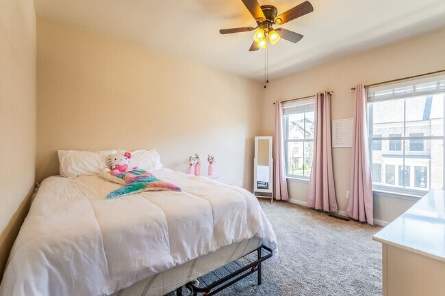 Building Photo - Stunning One Loudoun Townhome – 3BR / 3.5BA in Prime Ashburn Location – Available May 1