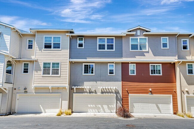 Building Photo - 1,331 sq ft with 2 on-suite bedrooms and o...