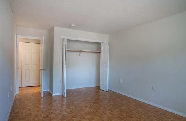 Building Photo - 887 Farmington Ave