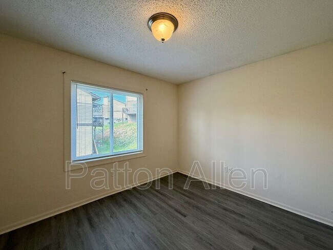 Building Photo - 22 Dawnwood Cir
