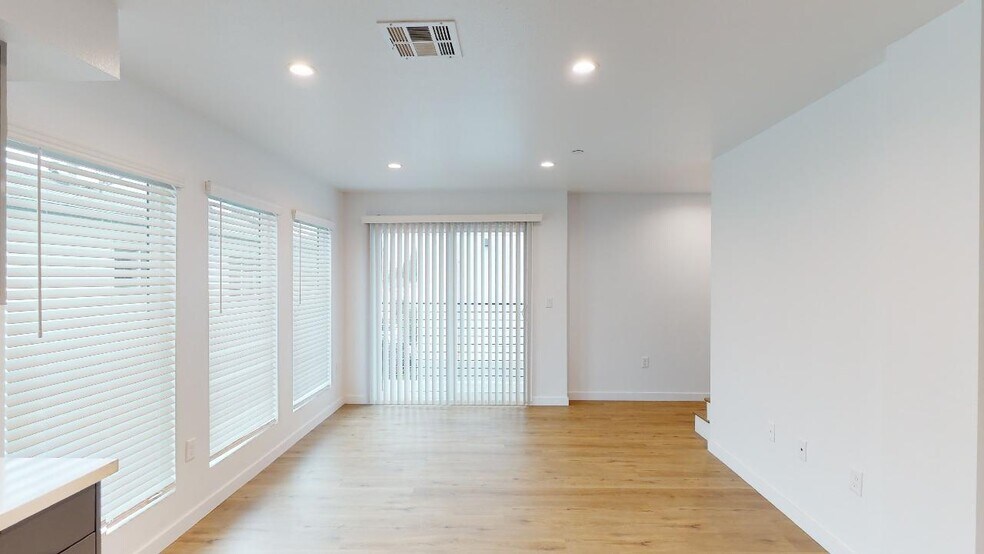 Building Photo - 1311 N Harvard Blvd