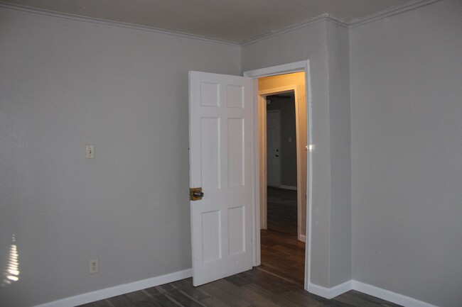 Building Photo - 2 bed, remodeled!