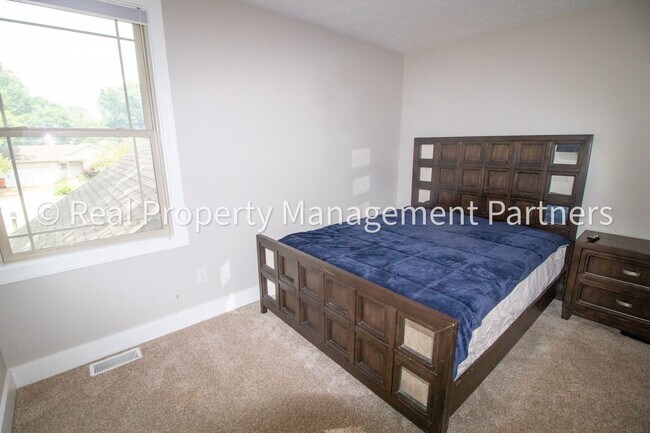 Building Photo - Fully Furnished 3BR/2BA Condo – Near River...