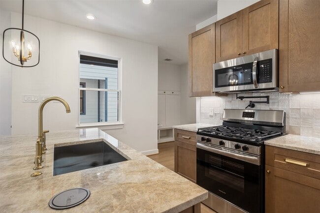 Building Photo - 884 Prosper St