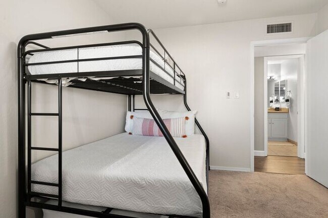 Building Photo - UN-FURNISHED!! 3 Bedroom/ 2Bath in Heart of Scottsdale!!