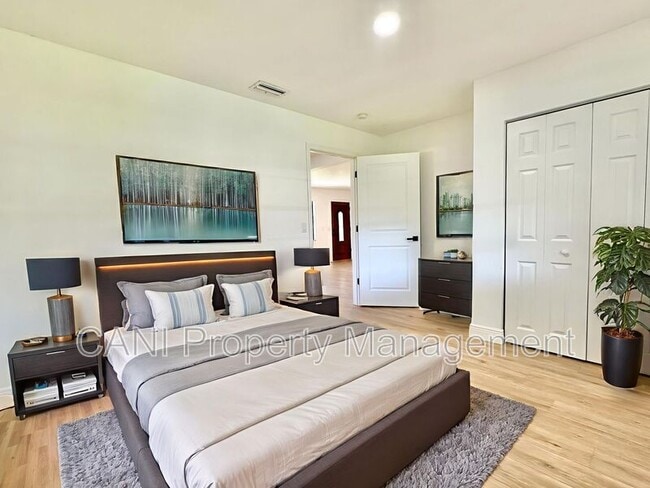 Building Photo - 2517 Royal Palm Dr