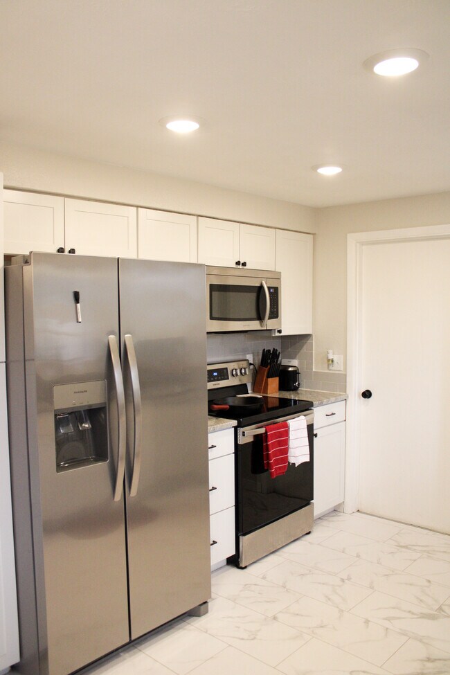 Building Photo - 2594 Hummingbird St NE