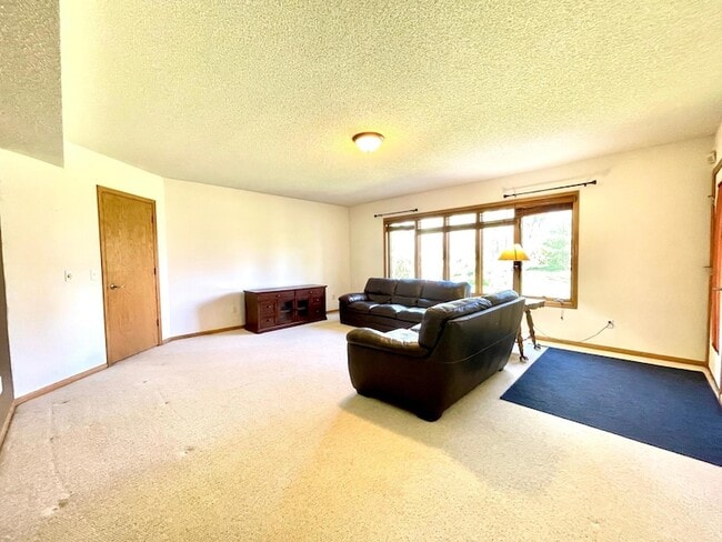 Building Photo - 640 S Park Ct