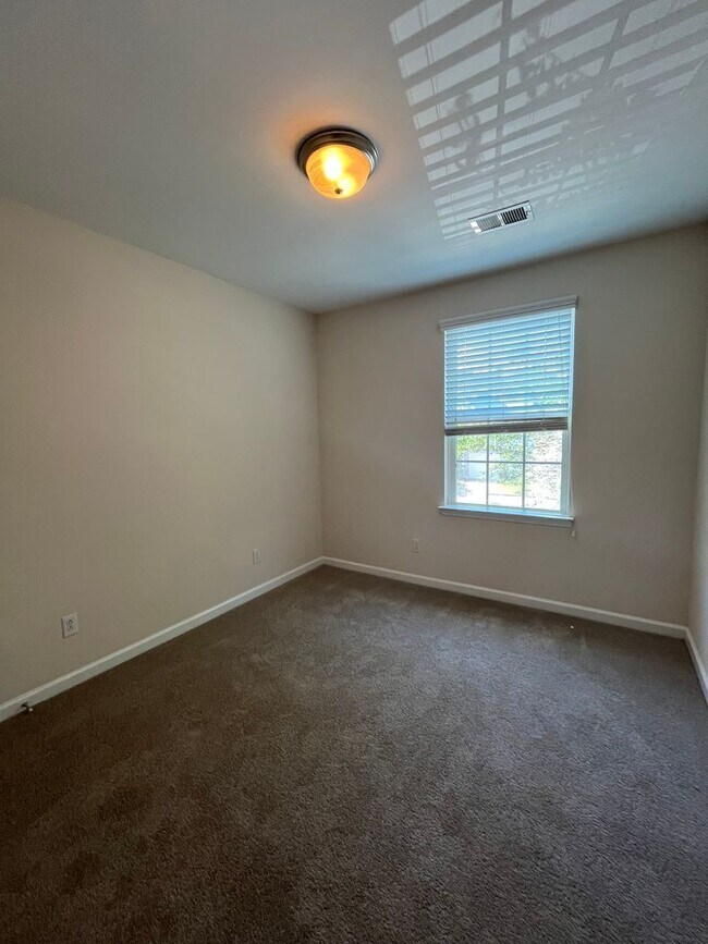 Building Photo - 479 Truman Dr