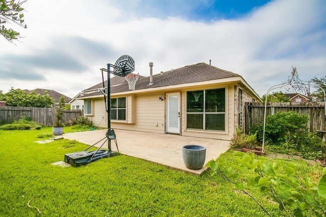 Building Photo - 16802 Village View Trail