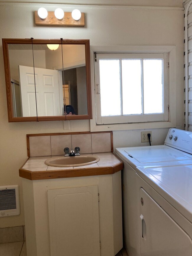 Building Photo - Campus House ~ 4 bedroom, 2 bath