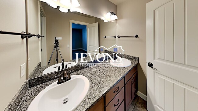Building Photo - Spacious duplex with master bedroom, backy...